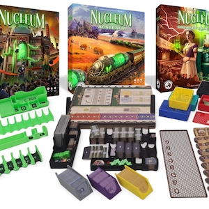 Könnte beinhalten: Brettspiel-Set mit drei Schachteln mit der Aufschrift "Nucleum" und "Nucleum Australia". Enthält Spielbretter, Karten und verschiedene farbige Kunststoffschalen und -komponenten. Die Schachteln zeigen Illustrationen einer Stadt, eines Zuges und historischer Figuren.