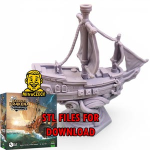 Puede incluir: Una miniatura impresa en 3D de color morado claro de un velero con dos mástiles y velas, montada sobre una base con tentáculos esculpidos. Junto a ella hay una caja de juego etiquetada NAKRMTE KRAKENA con el texto STL FILES FOR DOWNLOAD en rojo.