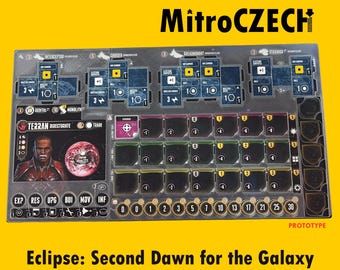 Op de afbeelding: Een 3D-geprint overlay voor het bordspel Eclipse: Second Dawn for the Galaxy. De overlay bevat verschillende spelelementen, waaronder scheepsonderdelen, resourcetrackers en een spelersbord. Het ontwerp bevat de tekst "Eclipse: Second Dawn for the Galaxy".