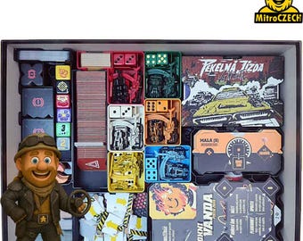 Puede incluir: Una caja de juego de mesa llena de componentes, incluyendo cartas, dados y vehículos en miniatura. La caja presenta el texto "TEKELNA JIZDA" y un personaje de dibujos animados sosteniendo un volante. Las piezas del juego están organizadas en compartimentos de colores.