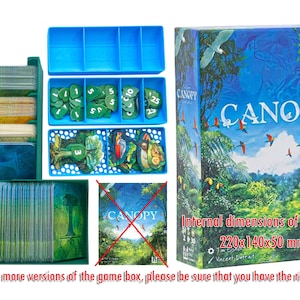Könnte beinhalten: Brettspielbox "Canopy" mit Dschungel-Szene. Das Spiel enthält Karten, grüne Spielsteine und blaue Tabletts. Innenmaße: 220x140x50 mm.