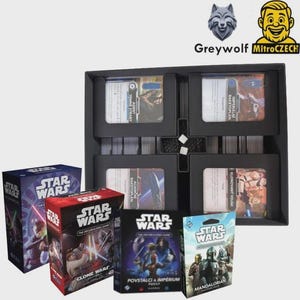 Puede incluir: Un juego de mesa de Star Wars que incluye un organizador negro con cuatro compartimentos para cartas y dos dados blancos. Se incluyen cuatro cajas de juego tituladas Star Wars The Deckbuilding Game, Clone Wars, Povstalci a Impérium y Mandalorian.