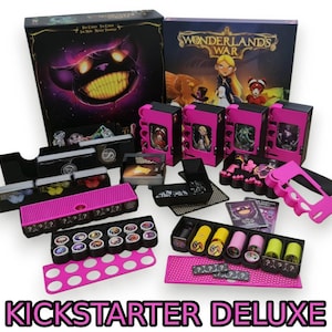 Op de afbeelding: Een bordspelset met twee dozen, een met een paars monstergezicht en de andere met een blonde meisjesillustratie. De set bevat roze en zwarte spelcomponenten, kaarthouders en tokens. De tekst "KICKSTARTER DELUXE" staat onderaan.