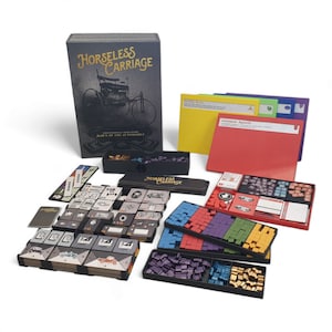 Puede incluir: Un juego de mesa llamado "Horseless Carriage: Dawn of the Automobile" con varios componentes. La caja presenta una ilustración de un coche antiguo. Incluye cartas, piezas de madera y tableros de juego de varios colores.