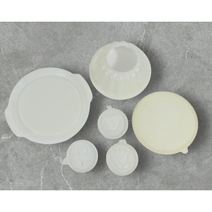 Könnte beinhalten: Ein Set aus sechs weißen Keramikschalen in verschiedenen Formen und Größen. Die Schalen haben eine glatte, glänzende Oberfläche und eignen sich perfekt zum Servieren von Desserts oder Snacks.