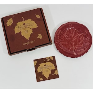 以下が含まれることがあります： ボルドー色のロンガバーガー フォールイングリーブス 陶器の葉皿。皿は、元の箱に入っていて、小さなタグには「Falling Leaves Pottery Leaf Plate」と書いてあります。