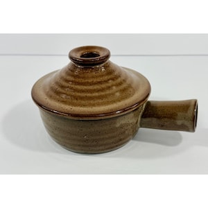 Olla de cerámica rústica para sopa de cebolla francesa, hecha a mano, con tapa y acabado moteado marrón.