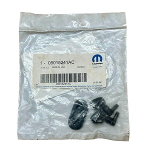 Pode incluir: Um pacote contendo um conjunto de peças de carro de plástico preto. O rótulo do pacote diz "1-05015241AC" e "MOPAR".