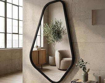 Specchio da parete con cornice nera irregolare, realizzato a mano, arredamento moderno, minimalista e asimmetrico per la casa.