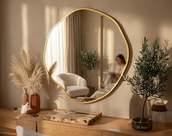 Ronde asymmetrische wandspiegel, statement spiegel organisch modern interieur