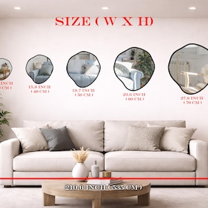 Peut inclure: Cinq miroirs muraux aux cadres noirs irr&eacute;guliers dispos&eacute;s horizontalement au-dessus d'un canap&eacute; beige. Les largeurs varient de 30 cm &agrave; 70 cm. La hauteur du mur est de 260 cm et la largeur du canap&eacute; est de 535 cm, indiqu&eacute;es en rouge.