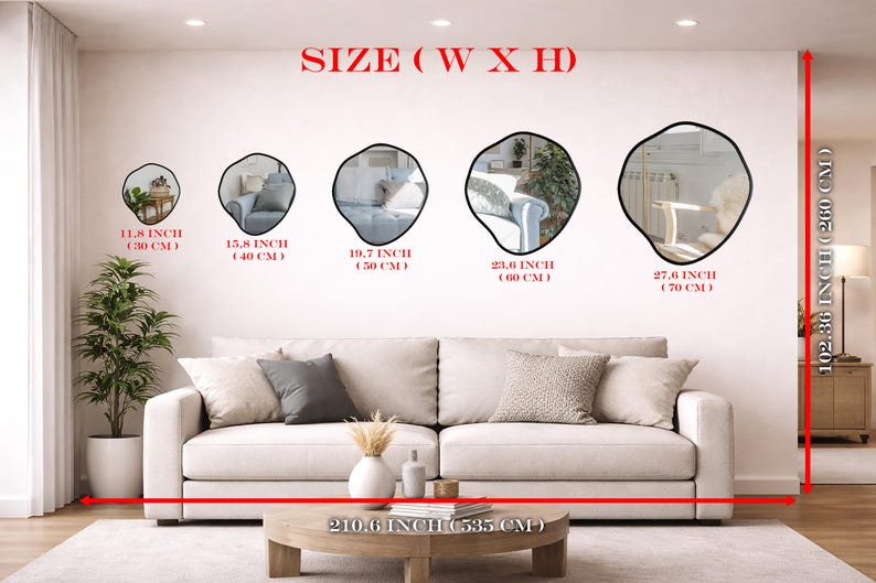 Peut inclure: Cinq miroirs muraux aux cadres noirs irr&eacute;guliers dispos&eacute;s horizontalement au-dessus d'un canap&eacute; beige. Les largeurs varient de 30 cm &agrave; 70 cm. La hauteur du mur est de 260 cm et la largeur du canap&eacute; est de 535 cm, indiqu&eacute;es en rouge.