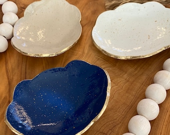 Handgemachte Schmuckschale aus Ton, Schmuckschale mit gewellter Kante