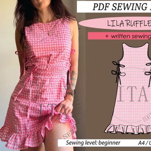Peut inclure: Robe rose et blanche à imprimé vichy, avec un ourlet à volants et des détails de liens. La robe sans manches a un corsage ajusté. Le texte "PDF SEWING PATTERN LILA RUFFLE DRESS + written sewing tutorial" est également visible.