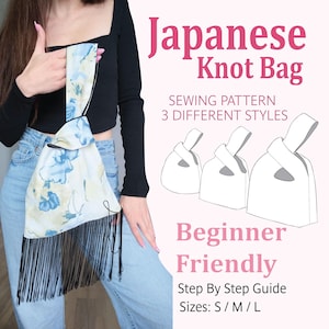 Könnte beinhalten: Ein Schnittmuster für eine japanische Knotentasche in drei verschiedenen Stilen und den Größen S, M und L. Die Tasche ist weiß mit blauem Blumenmuster und schwarzen Fransen. Der Text lautet: Japanese Knot Bag, SEWING PATTERN 3 DIFFERENT STYLES, Beginner Friendly, Step By Step Guide, Sizes: S / M / L.
