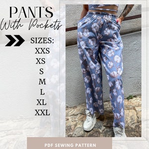 Könnte beinhalten: Ein PDF-Schnittmuster für eine Hose mit Taschen. Das Schnittmuster umfasst die Größen XXS bis XXL. Das Bild zeigt ein Model, das die Hose trägt, die blau mit einem weißen Baumwollblumenmuster ist.