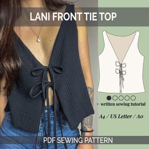 Könnte beinhalten: Ein schwarzes Oberteil zum Binden vorne mit tiefem V-Ausschnitt und Bindverschluss. Das Bild enthält eine Zeichnung des Oberteils und den Text "LANI FRONT TIE TOP" und "PDF SEWING PATTERN".