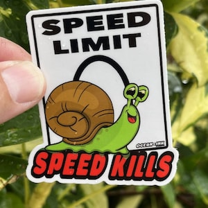 Puede incluir: Pegatina blanca con un caracol de dibujos animados y el texto "Speed Limit" y "Speed Kills" en rojo. El caracol es verde con una concha marrón y sonríe. El texto "Oceanz Ink" está en la esquina inferior derecha.