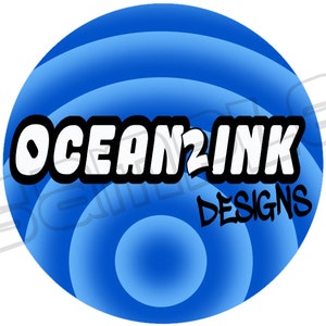 Op de afbeelding: Een blauwe cirkel met concentrische ringen, de tekst "OCEAN2INK DESIGNS" in witte letters met zwarte contouren.