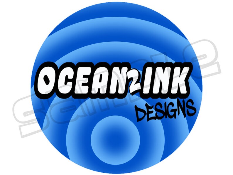 Op de afbeelding: Een blauwe cirkel met concentrische ringen, de tekst "OCEAN2INK DESIGNS" in witte letters met zwarte contouren.