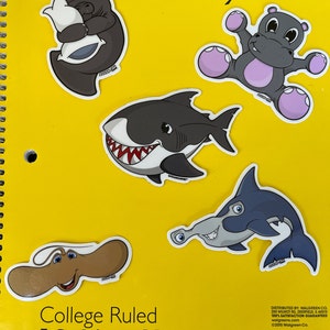 Op de afbeelding: Een geel college-geruit notitieboek met 70 vellen. Het notitieboek meet 26,7 cm bij 20,3 cm. De omslag heeft vijf kleurrijke cartoon-dierenstickers: een zeehond, een nijlpaard, een haai, een hamerhaai en een rog.