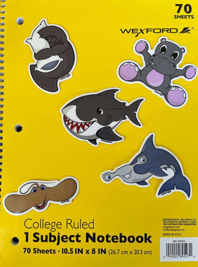 Op de afbeelding: Een geel college-geruit notitieboek met 70 vellen. Het notitieboek meet 26,7 cm bij 20,3 cm. De omslag heeft vijf kleurrijke cartoon-dierenstickers: een zeehond, een nijlpaard, een haai, een hamerhaai en een rog.
