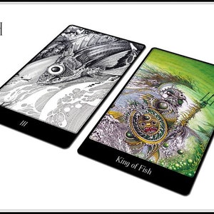 以下が含まれることがあります： 緑色のカードに「King of Fish」と書かれた、黒と白のカード2枚。黒と白のカードには、大きな目をした魚と「III」の文字が描かれている。