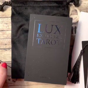Tarot Lux Ex Umbra * Édition collector limitée * 2020 Plus un guide des couleurs illustré séparé, une pochette assortie, une épingle en émail et une impression d'art