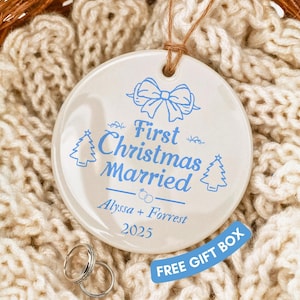 Adorno para la primera Navidad de casados, adorno para el Sr. y la Sra., regalo de boda personalizado, regalo de matrimonio para recién casados, nuestro primer adorno navideño.