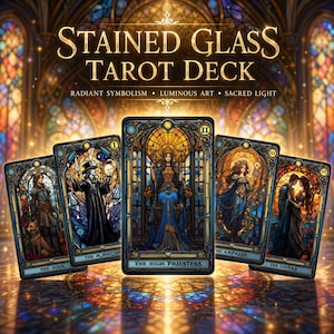 Könnte beinhalten: Ein Tarot-Deck mit einem Buntglas-Design. Die Karten zeigen detaillierte Illustrationen mit goldenen Akzenten und sind mit Titeln wie "Die Hohepriesterin" und "Die Liebenden" beschriftet. Das Deck wird vor dem Hintergrund eines Buntglasfensters präsentiert.
