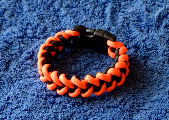 Black and Orange Shark Jaw Pattern Paracord Bracelet 