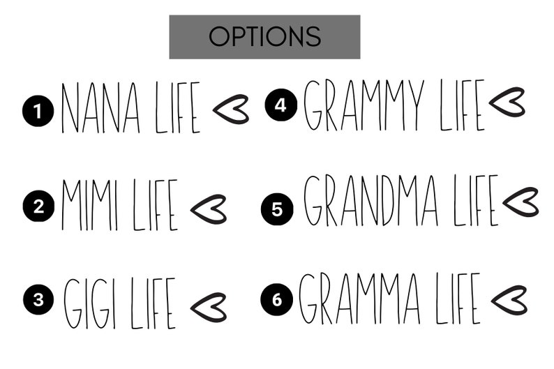K&ouml;nnte beinhalten: Eine schwarz-wei&szlig;e Grafik mit sechs Optionen f&uuml;r ein individuelles Design. Die Optionen sind: 1. Nana Life, 2. Mimi Life, 3. Gigi Life, 4. Grammy Life, 5. Grandma Life und 6. Gramma Life. Jede Option hat ein Herzsymbol daneben.