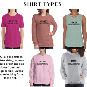 K&ouml;nnte beinhalten: Eine Grafik, die verschiedene Arten von Shirts zeigt, darunter ein T-Shirt mit kurzen &Auml;rmeln, ein T-Shirt mit langen &Auml;rmeln, ein Tanktop, ein Sweatshirt und ein Hoodie. Der Text auf den Shirts gibt die Art des Shirts und die Gr&ouml;&szlig;e an. Der Text "HINWEIS: Bei Shirts in Unisex-Gr&ouml;&szlig;en sollten Frauen eine Nummer kleiner bestellen als ihre normale Gr&ouml;&szlig;e (es sei denn, Sie suchen eine lockere Passform)." ist ebenfalls enthalten.