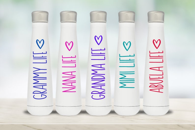 K&ouml;nnte beinhalten: F&uuml;nf wei&szlig;e Wasserflaschen mit unterschiedlich farbigem Text und einem Herz-Design. Der Text auf den Flaschen lautet "Grammy Life", "Nana Life", "Grandma Life", "Mimi Life" und "Abuela Life".