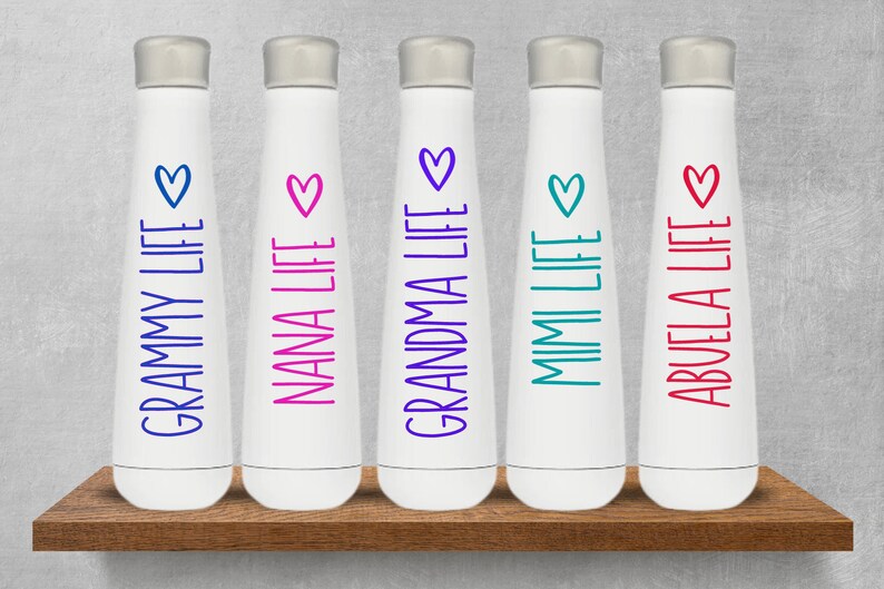 K&ouml;nnte beinhalten: F&uuml;nf wei&szlig;e Wasserflaschen mit unterschiedlich farbigem Text und Herzen. Der Text auf den Flaschen lautet "Grammy Life", "Nana Life", "Grandma Life", "Mimi Life" und "Abuela Life".