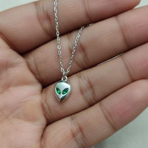 Collana con ciondolo alieno, regalo di gioielli UFO, collana con testa di alieno e occhi verdi, gioielli spaziali minimalisti, collana con pietra zirconia cubica marquise