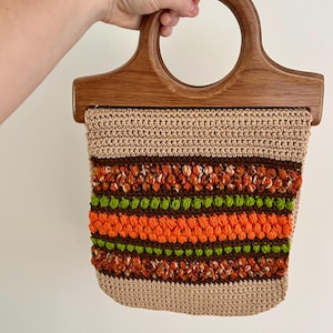 v i n t a g e / Vintage handmade crocheted/knit 70s handbag with wooden handles orange/brown/green