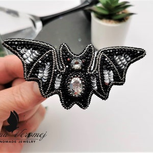 Broche de murciélago, broche de murciélago con cuentas hecho a mano, joyería nocturna, broche de accesorio de Halloween, prendedor de murciélago, broche de murciélago bordado.