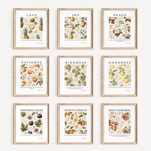 Könnte beinhalten: Ein Set aus neun gerahmten Wandbildern mit botanischen Fruchtillustrationen und Text. Jeder Druck zeigt eine bestimmte Tugend wie Liebe, Freude oder Frieden, begleitet von passenden Fruchtmotiven wie Ananas, Birnen, Kirschen und Weintrauben.