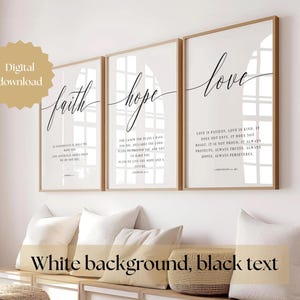 Puede incluir: Tres impresiones enmarcadas blancas con texto negro sobre un fondo blanco. Las impresiones presentan las palabras "fe", "esperanza" y "amor" con versículos bíblicos sobre cada palabra.