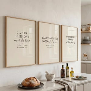 Puede incluir: Tres cuadros de pared con fondo crema y texto en negro. El primero dice GIVE US THIS DAY our daily bread MATTHEW 6:11, el segundo TASTE AND SEE that the Lord is good PSALM 34:8, y el tercero THEY BROKE BREAD in their homes ACTS 2:46.