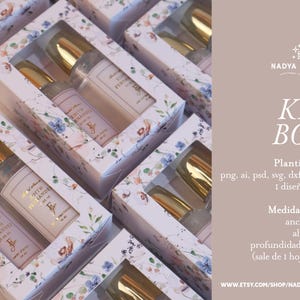 Könnte beinhalten: Mehrere floral gemusterte Kit-Boxen, jede mit Parfümflaschen mit goldenen Kappen. Die Boxen sind weiß mit einem floralen Design und einem transparenten Fenster. Der Text "EDITH FERNANDEZ" ist auf den Parfümflaschen sichtbar. Die Boxen sind mit "KIT BOX" beschriftet.