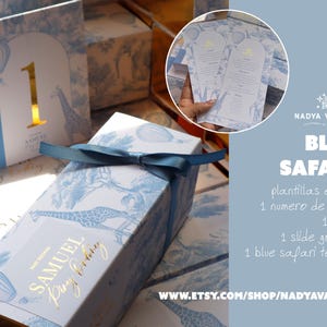 Puede incluir: Decoraciones de fiesta de safari azul y blanco con un número de mesa, un menú y una caja grande con estampado de jirafa y el texto "Samuel 1er cumpleaños".