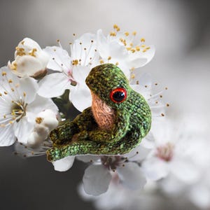 Handmade Knitted Jewel Frog EMERALD