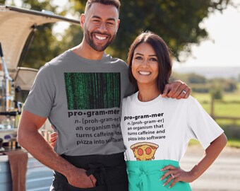 Pode incluir: Duas pessoas vestindo camisetas cinza e branca com uma definição humorística de um programador. A definição diz que um programador é um organismo que transforma cafeína e pizza em software. A pessoa que veste a camiseta cinza tem um padrão de código verde tipo matriz em sua camiseta. A pessoa que veste a camiseta branca tem um gráfico de pizza em sua camiseta.