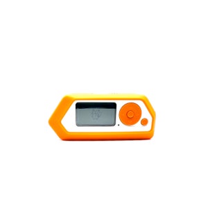 Op de afbeelding: Een oranje en wit elektronisch apparaat met een klein scherm waarop een afbeelding wordt weergegeven. Het apparaat heeft oranje knoppen en een rechthoekige vorm met een uniek schuin ontwerp. Het scherm toont een wolfafbeelding.