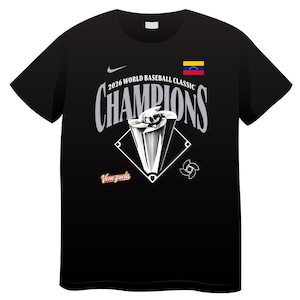 Puede incluir: Camiseta negra con el texto "2026 World Baseball Classic Champions" y un gráfico de trofeo. También se muestra la bandera venezolana y la palabra "Venezuela". Se ve un logotipo de Nike.