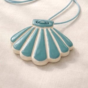 Puede incluir: Un letrero de madera rústico con el texto "Welcome to our home" en letras blancas. El letrero presenta un acabado envejecido y un diseño simple y acogedor, ideal para la decoración de la puerta principal.