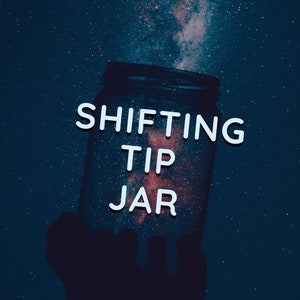 Puede incluir: Un frasco de vidrio con un patrón similar a una galaxia en su interior. El frasco se sostiene contra un cielo estrellado azul oscuro. El texto "Shifting Tip Jar" está escrito en letras blancas en el frasco.