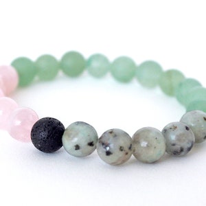 Peut inclure: Un bracelet composé de perles roses, vertes et noires. Le bracelet est fait de pierres naturelles.